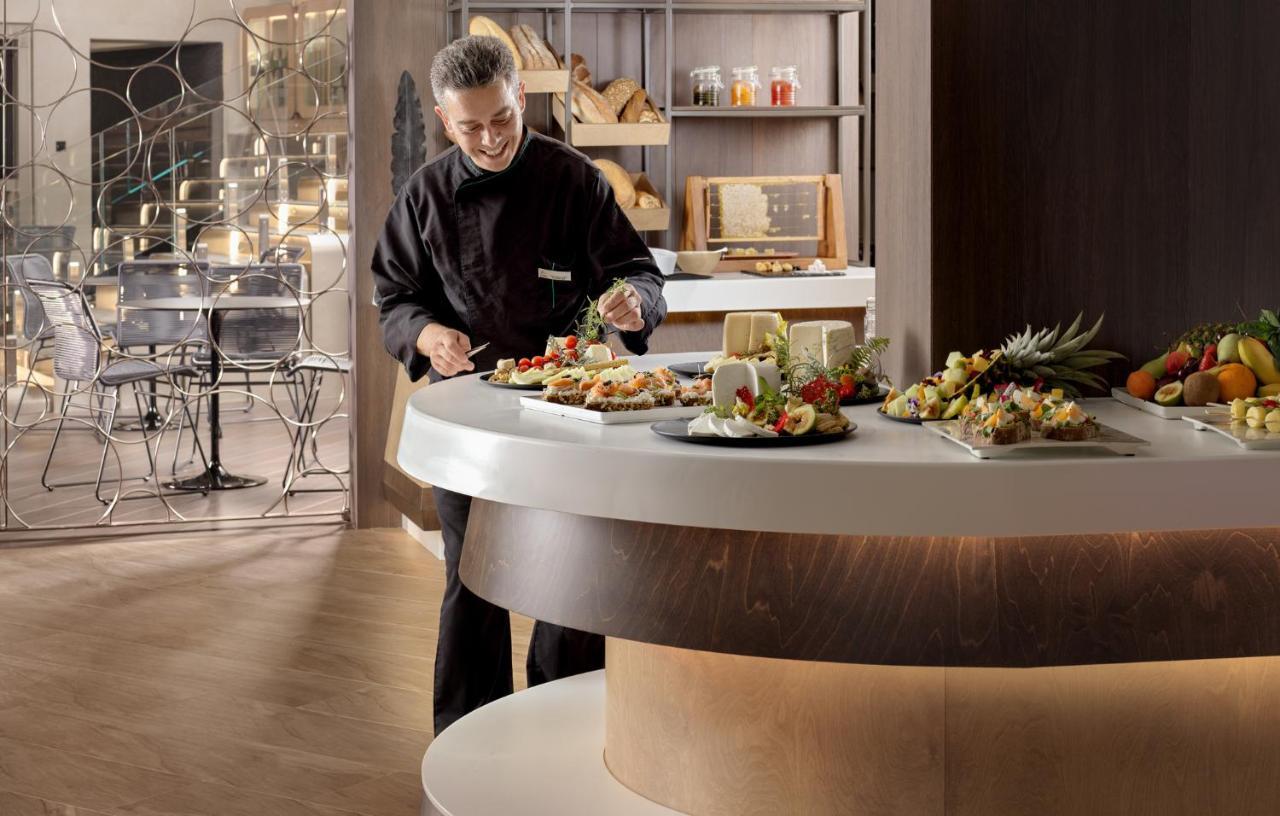 Nautilux Rethymno By Mage Hotels Екстериор снимка A chef at work