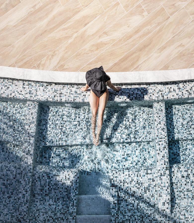 Nautilux Rethymno By Mage Hotels Екстериор снимка A woman in a swimming pool