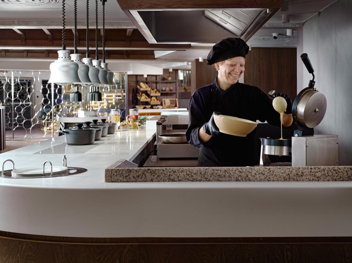Nautilux Rethymno By Mage Hotels Екстериор снимка A chef at work