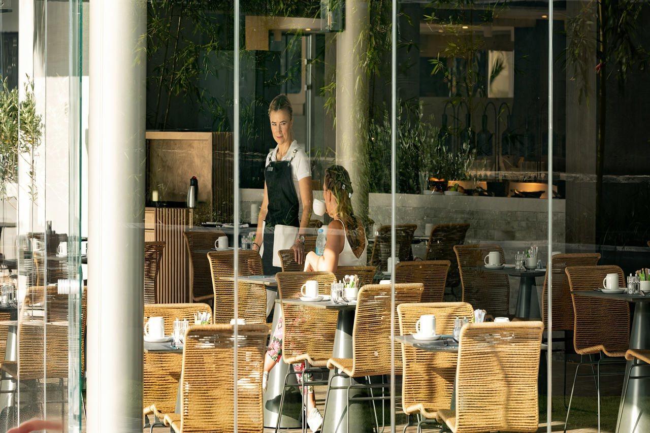 Nautilux Rethymno By Mage Hotels Екстериор снимка A waitress clearing a table